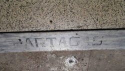 Diese Schwelle mit dem Schriftzug Partagás befindet sich im Haupteingang, direkt von der Straße aus. Wie viele Menschen sind darüber wohl schon geschritten?