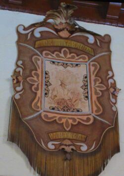 Schwer zu sagen, wie alt dieses Wappen ist oder aus welcher Zeit es stammt. Vielleicht hat jemand eine Idee?