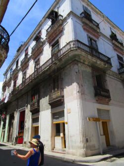 Die allererste Manufaktur der Marke Corona befand sich auf der Calle Cuba No. 29. Wo genau sich damals die No.29 befand, ist nicht mehr exakt bestimmbar, da die Nummerierung geändert wurde. Es handelte sich um eine sehr kleine Manufaktur, wie bei allen um diese Zeit gegründeten Marken und Fabriken.