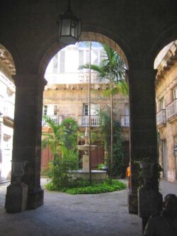 Der Palacio Aldama war ursprünglich ein Wohnhaus, genauer gesagt sogar zwei. Don Aldama baute ein Haus für sich und ein Haus, direkt anschließend, für seine Tochter und ihren Ehemann.