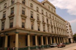 Palacio de Hierro – der Eisenpalast. Riesig, beeindruckend, massiv – die erste Stahlkonstruktion auf Kuba. Das Gebäude steht heute noch.