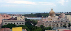 Der Blick in Richtung Malecon: rechts das Gebäude mit der Kuppel der prächtige Präsidentenpalast, direkt links nebendran und nur wenig kleiner, der Eisenpalast – die Corona-Manufaktur ab 1904.