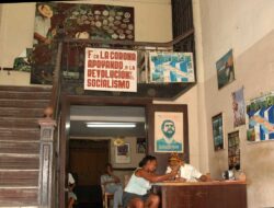 Hier der Eingangsbereich der Corona-Manufaktur. Über die Treppe links gelangte man in die Galera.