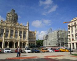 Der Präsidentenpalast (links) und die ehemalige Corona-Manufaktur, der Eisenpalast (rechts, eingerüstet) heute: das Gebäude wurde komplett entkernt, die Stahlkonstruktion ist unverwüstlich, ein Luxushotel soll entstehen.