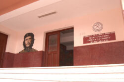 Offiziell heißt die Corona-Manfaktur auch „Empresa de Tabaco Torcido Miguel Fernandez Roig“. Er war der Führer der Arbeiterbewegung in der Manufaktur und wurde 1948 erschossen.