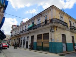 Auf der Calle Dragones No.39 hatte Fonseca seinen ersten Firmensitz. Hier ein Blick in die Straße, in diesem Haus könnte die erste Manufaktur gewesen sein.