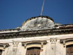 Die Inschrift am Giebel der ehemaligen Fonseca Manufaktur ist leider nicht mehr erhalten oder lesbar. „Flor de Fonseca. Fabrica de Tabacos“ lautete die Aufschrift.