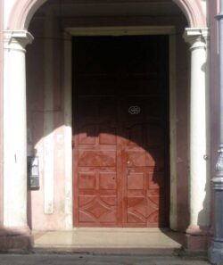 Die massive und noch im Original erhaltene Eingangstür der Fonseca Manufaktur wurde vor ein paar Jahren restauriert. Das Nummernschild befindet sich nun direkt auf der Tür.