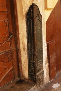 Einer der Türpfosten zum Eingang der ehemaligen Fonseca Manufaktur auf der Calle Galiano No.466 (früher No.102).