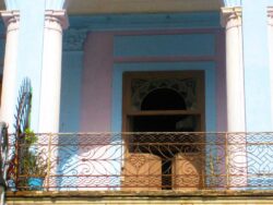 Die ehemalige Fonseca Manufaktur, heute ein Wohnhaus, ist ein wunderschönes Gebäude mit schmiedeeisernen Geländern entlang der oberen Etagen.