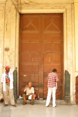 So sah die Eingangstür der Fonseca Manufaktur vor der Sanierung vor ein paar Jahren aus. Der Hauseingang auf dieser belebten Straße wird gerne zum Verweilen genutzt.