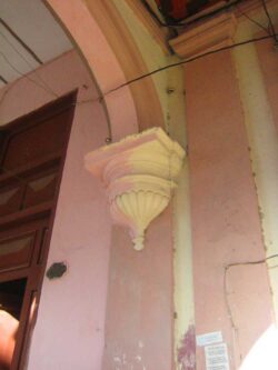 Stuckarbeiten zieren das Gebäude der ehemaligen Fonseca Manufaktur auf der Calle Galiano. Die Straße hieß früher Avenida de Galcano, danach und auch heute noch Avenida de Italia (Italia steht meist auf den Straßenschildern) oder Galiano.