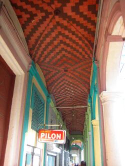 Das Gebäude der ehemaligen Fonseca Manufaktur ist solide gebaut, wie man an dieser Holzdecke im Durchgang zwischen dem Eingang und den Torbögen sehen kann.