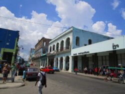 Die Calle Galiano (oder auch Avenida de Italia) ist eine sehr belebte Straße, die direkt zum Malecon führt. Die Manufaktur von Fonseca befindet sich hier auf der rechten Straßenseite, erkennbar am runden Giebel.