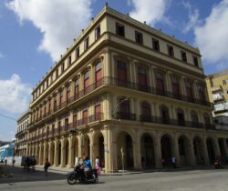 Das auch heute noch prächtige Gebäude auf der Calle Maximo Gomez (die Straße hieß früher Calzada del Monte), in dem sich die Manufaktur La Escepción mit der Marke Hoyo de Monterrey befand.