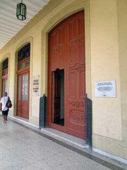 Die massive Holztür der ehemaligen Manufaktur der Marke Hoyo de Monterrey existiert von Beginn an, seit 1882.