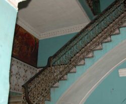 Die ehemalige Manufaktur der Marke Hoyo de Monterrey ist nicht nur außen prächtig, auch innen verzieren aufwändige Stuckarbeiten und wunderschöne schmiedeeiserne Geländer das Ambiente.