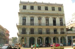 Das ist die ehemalige Manufaktur der Marke Hoyo de Monterrey vor der Renovierung; jede Hausfassade in Havanna kämpft mit dem recht aggressiven Klima des Meeres.