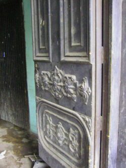 Gutes Material: die Originaltür der ehemaligen Manufaktur der Marke Hoyo de Monterey. Die Farbe verschwindet nach und nach, die aufwändigen Verzierungen jedoch sind erhalten geblieben, und das über Jahrzehnte hinweg.