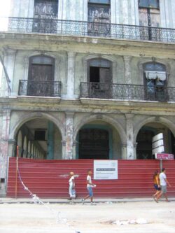 Viele Jahre stand das Gebäude der ehemaligen Manufaktur der Marke Hoyo de Monterrey leer. Ein Schild kündigte eine Sanierung an. Seit 2022 erstrahlt das Gebäude in neuem Glanz.