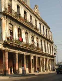Ab 1903 unter dem neuen Besitzer Don Pepin wurde eine große Manufaktur bezogen. Adresse: Calle Belascoain No.2A. Eine große Fabrik, bestens organisiert mit mehreren hundert Torcedores.
