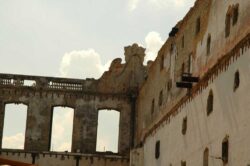 Vom Haus nebendran waren nur noch die Grundmauern erhalten. Dort befand sich bis ca. 1920 die Por Larranaga-Manufaktur. Diese muss prächtig gewesen sein.