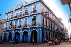 Ich nenne sie gerne die „Blaue Fabrik“: die Manufaktur auf der Calle Belascoin No.862. Erst El Rey del Mundo-, dann Romeo y Julieta-, heute H.Upmann-Fabrik. Ein Gebäude, viele Besitzer, viele Marken.