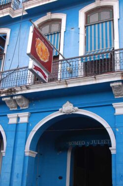 Von ca. 1960-70 bis ca. 2000 befand sich in diesem Haus die Romeo y Julieta-Fabrik. Danach war es eine Schule für Torcedores.