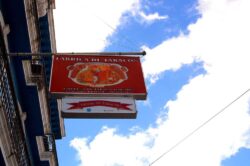 Das berühmte Romeo y Julieta Logo auf dem Fabrikschild: Fabrica de Tabacos, mit offiziellem Namen „Antonio Briones Montoto“ (Jede Fabrik in Kuba hat einen offiziellen Namen, der kein Markenname ist, sondern meist einen tapferen Kämpfer für die Freiheit ehrt.)