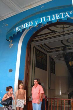 Hier der Eingang der Manufaktur, dahinter das prächtige Foyer. Hier im Bild der damalige Direktor der Fabrik Carlos Lazaro Valdes Carballea (rechts) und eine sehr bekannte Torcedora Miltania Pérez Borges (Mitte).