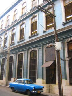 Ein typisches Gebäude in Havanna: hohe, schmale Fenster im Erdgeschoss, oft vergittert. Hier die Seitenansicht der Fabrik.