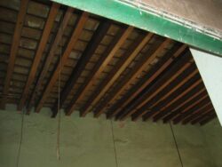 Die Romeo y Julieta Fabrik ist ein solide gebautes Gebäude, wie man an den massiven Holzdecken unschwer erkennen kann. Es ist schwer zu sagen, wann genau es errichtet wurde.