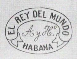 El Rey del Mundo – Der König der Welt. Ein wundervoller Name für eine Zigarrenmarke. Die Initialen A y H. (in der Mitte des Logos) lassen sich keinem der zahlreichen Besitzer der Marke zuordnen.