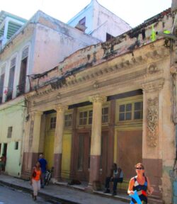 C'est dans une petite maison de ce type, à l'époque Calle O'Reilly No.94, qu'Ignacio Larrañaga a fondé en 1834 sa première manufacture de cigares, bien située dans l'actuelle vieille ville de La Havane.