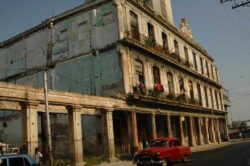 En 1880, Antonio Rivero a repris la marque Por Larrañaga et l'a officiellement réenregistrée à son nom en 1882. Les cigares sont désormais fabriqués au numéro 2B de la rue Belascoain, la maison voisine de la célèbre manufacture Romeo y Julieta (à l'extrême droite de l'image).