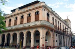 Probablement la manufacture la plus célèbre de la marque Por Larrañaga, située sur la Calle Carlos III No. 713 (anciennement 225). Le bâtiment est encore conservé aujourd'hui.