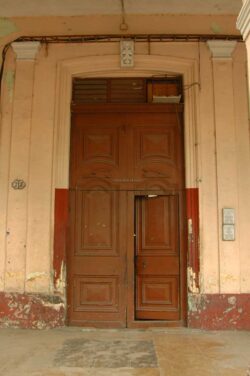 C'est derrière cette porte en bois massif que les cigares de la marque Por Larrañaga étaient fabriqués.