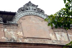 Cette plaque se trouve sur le fronton de l'ancienne manufacture Por Larrañaga. Avec de bons yeux, on peut encore reconnaître l'inscription de la marque.