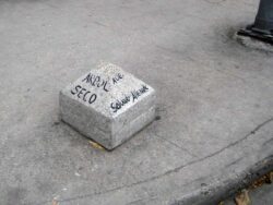 La manufacture Por Larrañaga se trouve sur la Calle Carlos III (aujourd'hui Salvador Allende), à l'angle de la Calle Arbol Seco. Ces bornes situées aux intersections font office de plaques de rue à La Havane dans de nombreux quartiers.