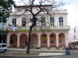 Le bâtiment de l'ancienne manufacture Por Larrañaga a été entièrement rénové depuis 2012. Il brille désormais d'un rose tendre. On ne sait pas s'il s'agit de la couleur qu'avait le bâtiment auparavant. Les photos en noir et blanc ne le montrent pas.