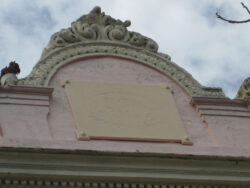 Le fronton de l'ancienne manufacture Por Larrañaga a également été restauré. La plaque probablement originale, qui était déjà accrochée dans la première manufacture et qui porte l'inscription de la marque et une branche en dessous, se trouve toujours sur le fronton. Malheureusement, elle est devenue difficilement lisible.