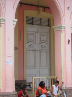 La porte de l'ancienne manufacture Por Larrañaga a également été repeinte. Malheureusement, l'inscription „Establecida 1834“, Fondée en 1834, n'y figure plus.