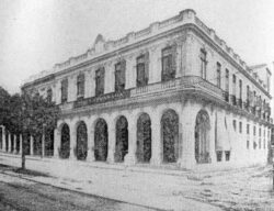 Voici une photo historique de l'ancienne manufacture Por Larrañaga sur le Carlos III à La Havane.