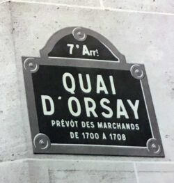 Ein Namensschild der Straße in Paris: Quai-d'Orsay; eine der besten Adressen von Paris, ist auch ein perfekter Name für eine Zigarrenmarke.