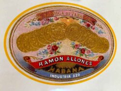 Ce logo de la marque Ramón Allones était utilisé lorsque la marque appartenait à la famille Cifuentes (également propriétaire de la marque Partagás) et que les cigares étaient fabriqués sur la Calle Industria No.520. / Source : Enzo A. Infante : “Havana Cigars 1817-1960”, Neptune City 1997