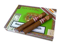 Des formats spéciaux de la marque Ramón Allones existent toujours en tant qu'Edición Limitadas et ceux-ci sont très recherchés, car strictement limités et toujours disponibles dans un seul pays : ici l'Edición Regional Alemania Sr. Henry, éditée à l'occasion du 90e anniversaire de Heinrich Villiger.