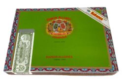 Une caisse actuelle de Ramón Allones : C'est à Ramón Allones que nous devons le fait qu'aujourd'hui encore, les caisses sont décorées de magnifiques et somptueuses lithographies. Chaque caisse devient ainsi une boîte à bijoux.