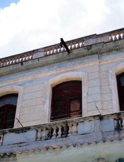 Fabriques dans lesquelles étaient fabriqués les cigares de la marque Ramón Allones, 1/5 : C'est au numéro 129 de la rue Animas que furent fabriqués plus tard, à partir de 1899, les cigares de la marque Romeo y Julieta. Les maisons sont toutes assez étroites, c'est pourquoi il y a souvent des ascenseurs manuels, comme ici, à l'extérieur. Fabriques dans lesquelles étaient fabriqués les cigares de la marque Ramón Allones, 1/5 : C'est au numéro 129 de la rue Animas que furent fabriqués plus tard, à partir de 1899, les cigares de la marque Romeo y Julieta. Les maisons sont toutes assez étroites, c'est pourquoi il y a souvent des ascenseurs manuels, comme ici, à l'extérieur.