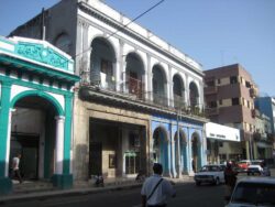 Usines de fabrication des cigares de la marque Ramón Allones, 2/5 : Allones a vendu la marque à Jesús Vales en 1899. Dès lors, les cigares de la marque Ramón Allones furent fabriqués jusqu'en 1911 dans la rue Galiano n° 98.