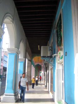 Fabriques dans lesquelles étaient fabriqués les cigares de la marque Ramón Allones, 2/5 : La Calle Galiano (ou Avenida Italia) est aujourd'hui une rue animée du Centro Habana. L'ancienne usine de la marque Ramón Allones, dirigée par le propriétaire de l'époque Jesús Valle, abrite au rez-de-chaussée de nombreux petits magasins.